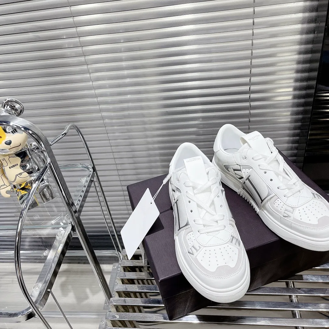 👟👟Ex-factory price 600👟👟 Valentino ONE STUD calfskin lace-up sneakers. Soft suede low-top sneakers, classic and versatile, couple's sneakers, special goods, worth buying! A pair of simple shoes with unique details will save you from the difficulty of dressing. OneStud sneakers, with quilted plaid and oversized rivets, create an eye-catching punk style and get rid of the heavy feeling of this season's clothing. Upraise calfskin derby shoes, with exquisite leather construction and simple silhouette, and smooth lines set the tone of coolness, are a versatile item in the wardrobe. There are more Valentino boutique shoes waiting for you to unlock! It’s time to get the shoes you’ve been coveting for a long time! Officially on sale 7,+++ - Seven straps, decorated with metallic rubber effect. Decoration on the back and tongue. Size 35-44.